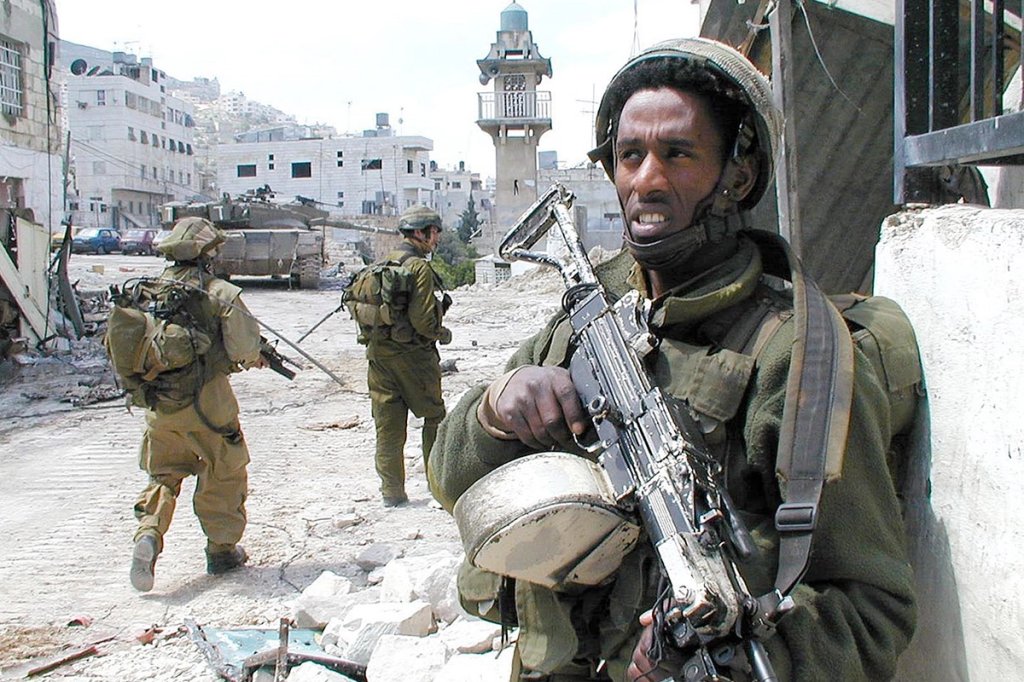  Israeli tank and soldiers of Operation Defensive Shield, in Nablus (West Bank), during the Second Intifada, April 2002. (