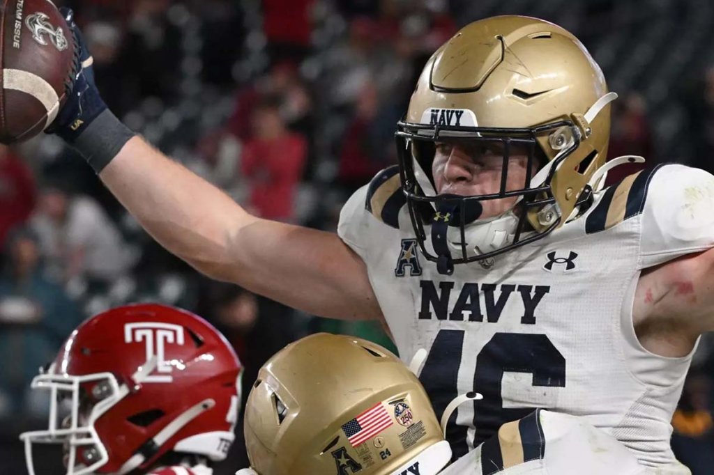Midshipmen senior running back Alex Tecza scores against Temple