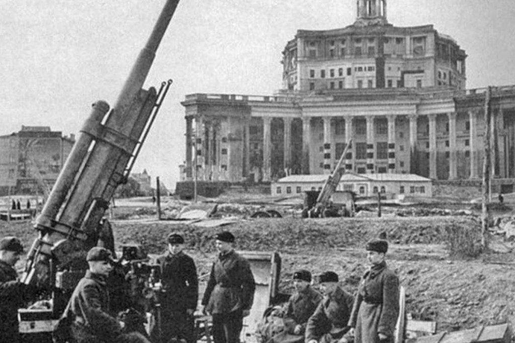 Soldiers man heavy artillery in front of the Red Army Theater on Ploshchad Kommuny, during the Battle of Moscow.
