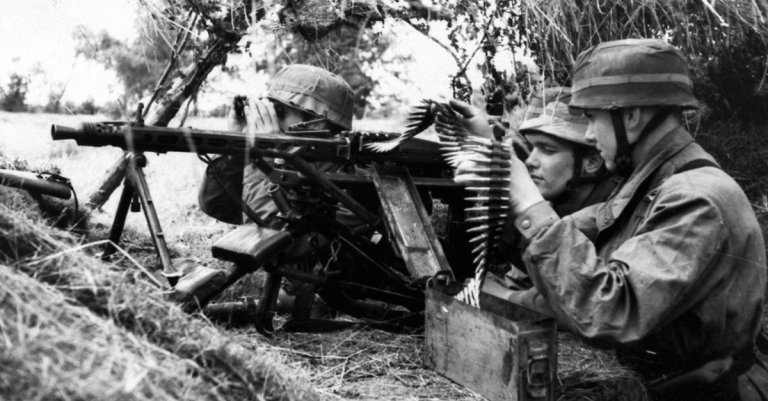 A German paratrooper gun crew fielding the MG42