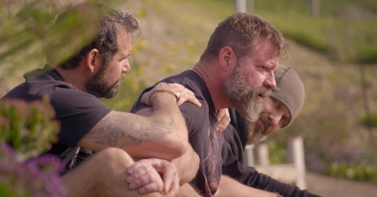 a screenshot of in waves and war