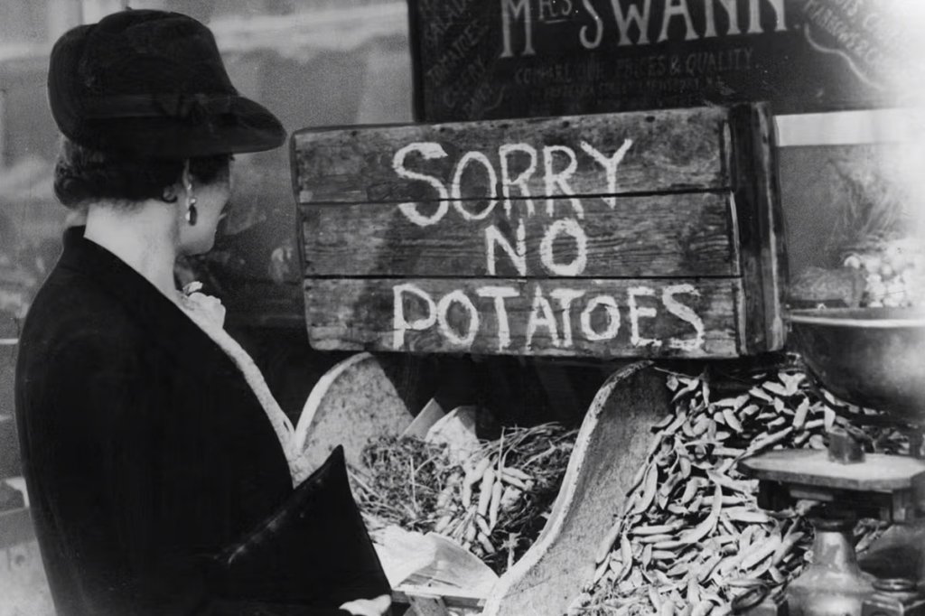 A British housewife has limited choice for her vegetable purchasing, as potato stocks dry up due to tight rationing control over supply - December, 1941. Image: Mary Evans/Grenville Collins Postcard Collection
