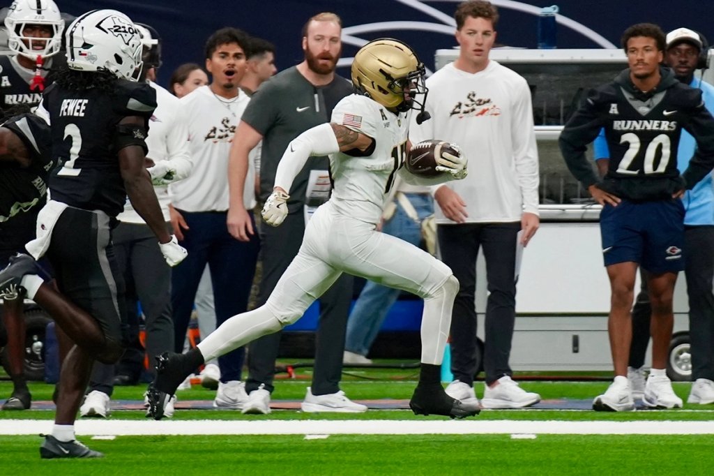 the Black Knights' Noah Short breaks free for an 81-yard run against UTSA. (Army Football via X)