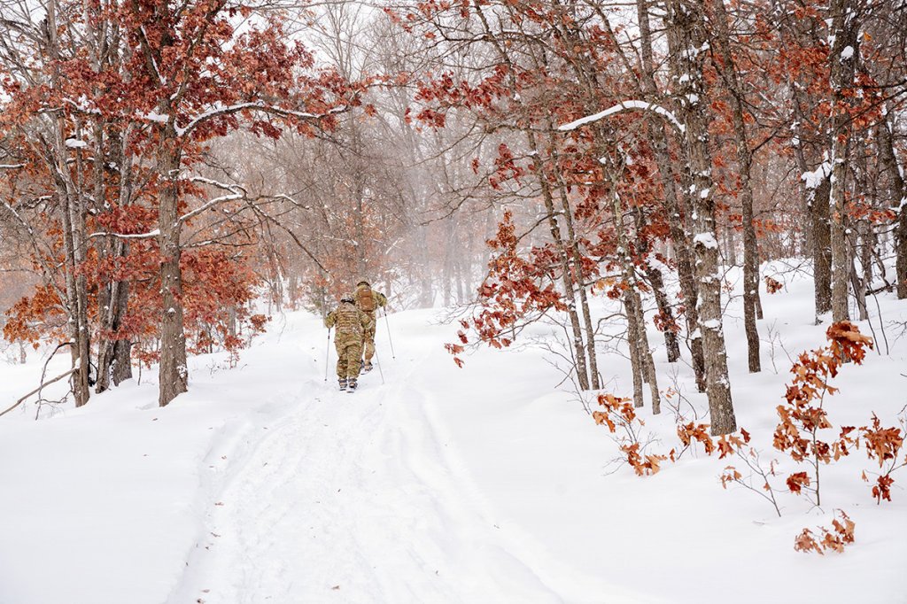 Military police cross country skiing