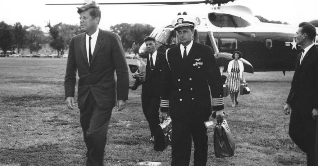 President John F. Kennedy returns to the White House in 1962. (Photo: Abbie Rowe/White House Photographs. John F. Kennedy Presidential Library and Museum, Boston.)