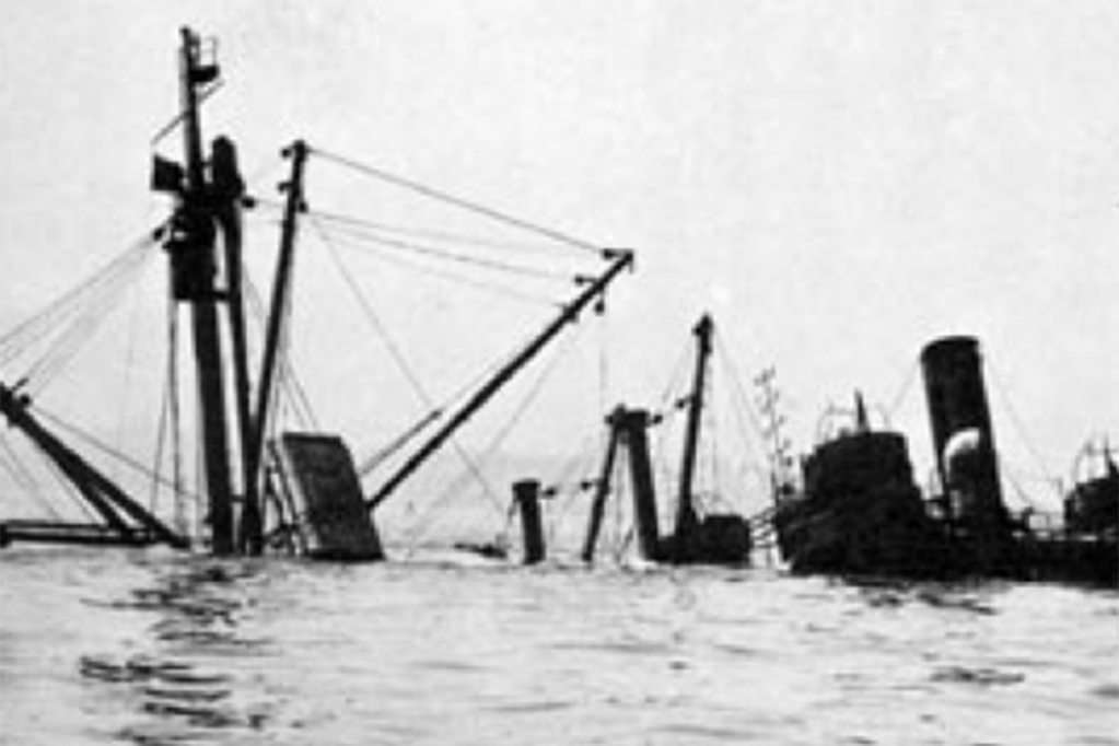 Panama freighter sinks