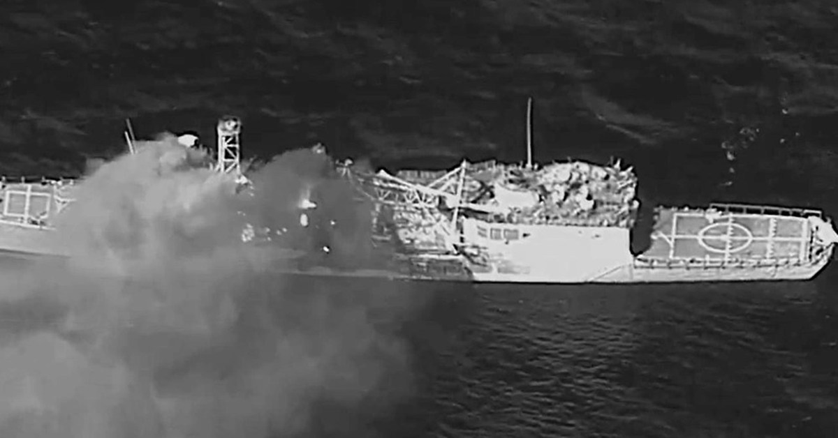 A US submarine sunk an enemy ship with a torpedo for the first time ...