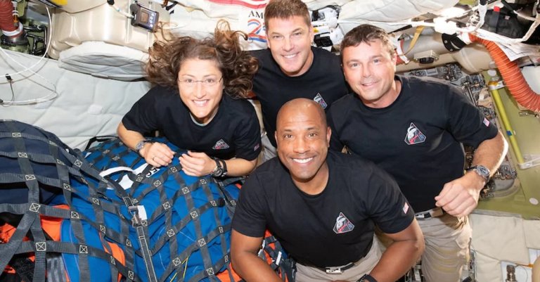 The Artemis II crew filmed an 80s sitcom