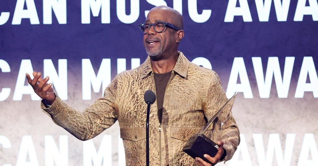 darius rucker accepts veteran voice award
