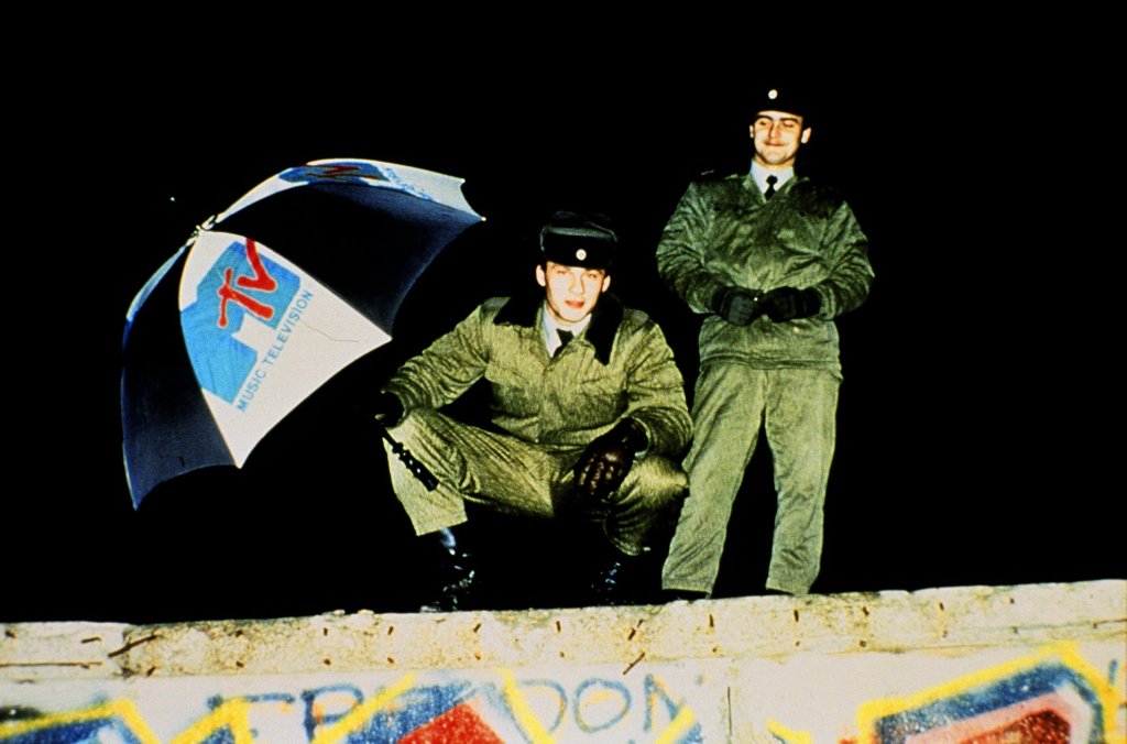 1989 Berlin wall guards bill roedy