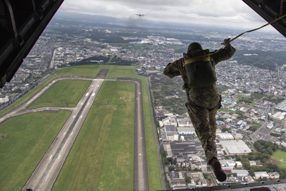 These photos show how many amazing jobs the H-60 helicopter can do