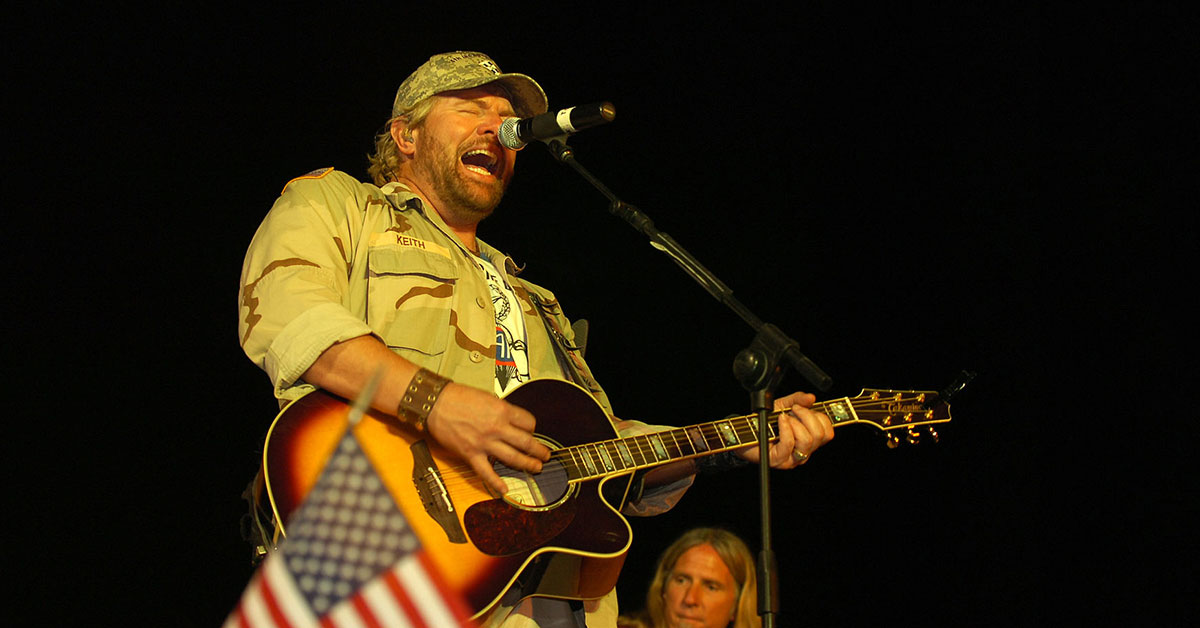 That time a mortar attack interrupted Toby Keith’s Kandahar USO concert