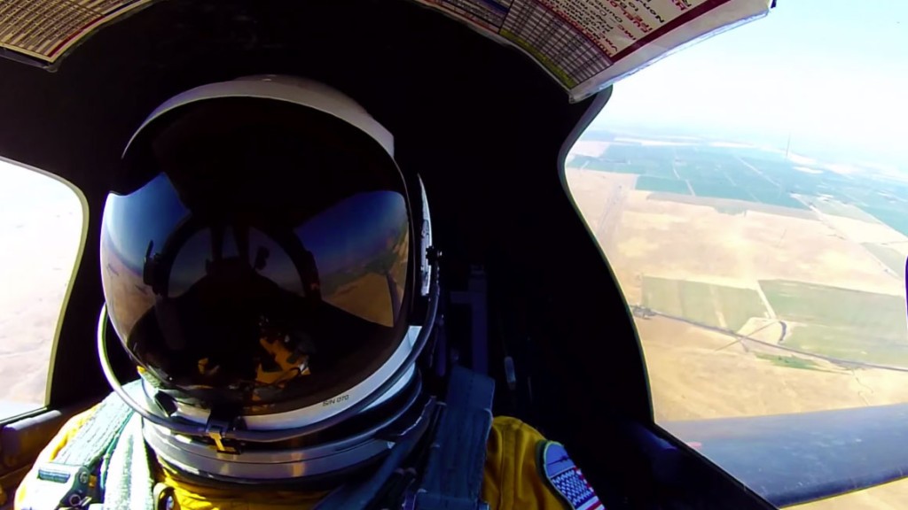 Crazy footage shows an F-16 reach 15,000 feet in only 20 seconds