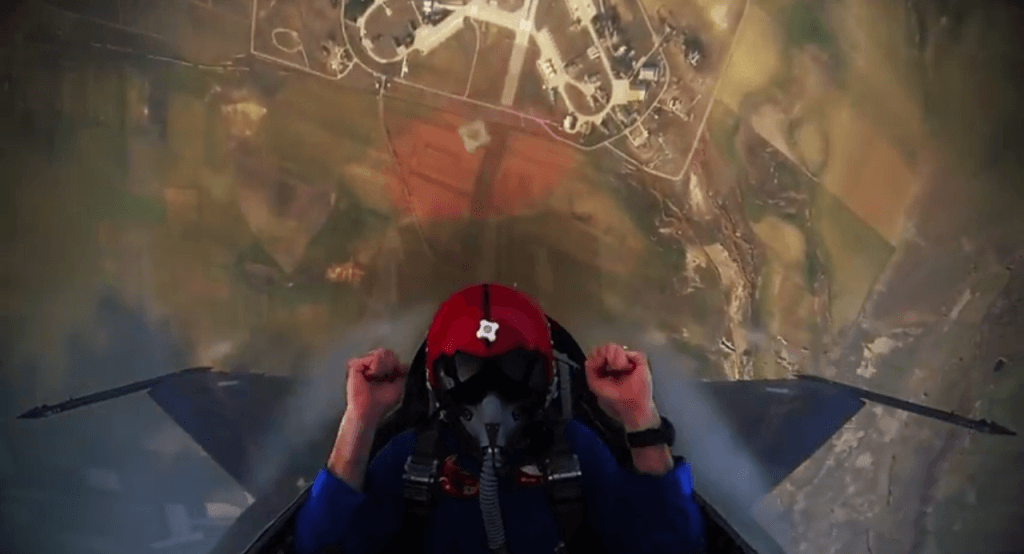 Crazy footage shows an F-16 reach 15,000 feet in only 20 seconds