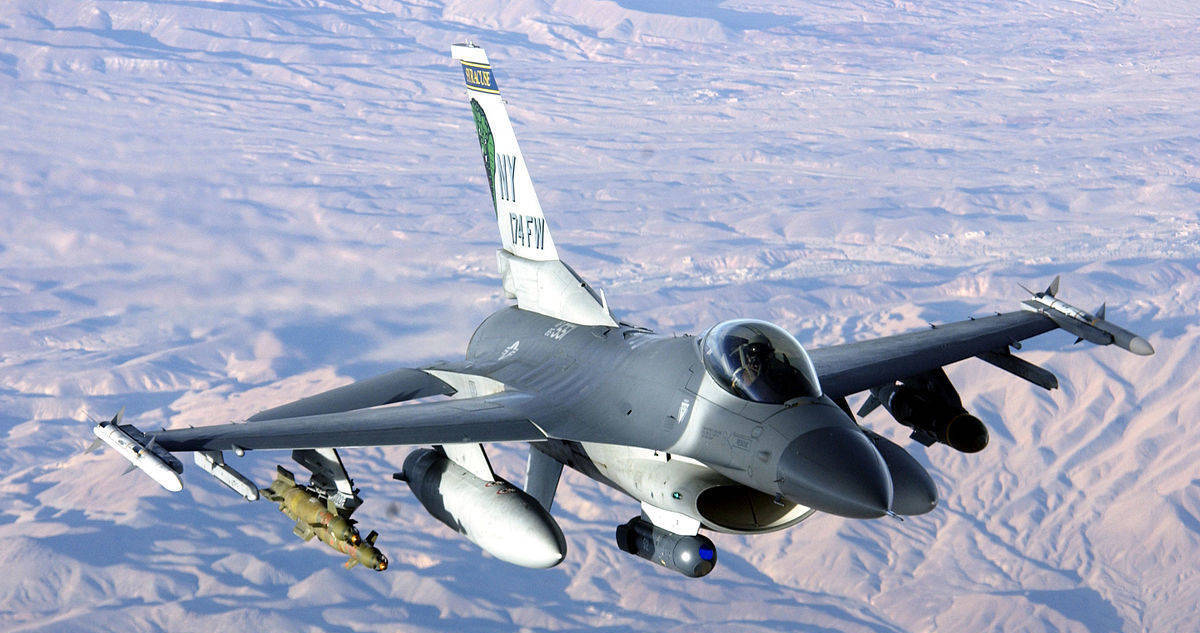 Watch this F-16 pilot dodge six Iraqi surface-to-air missiles in Desert Storm
