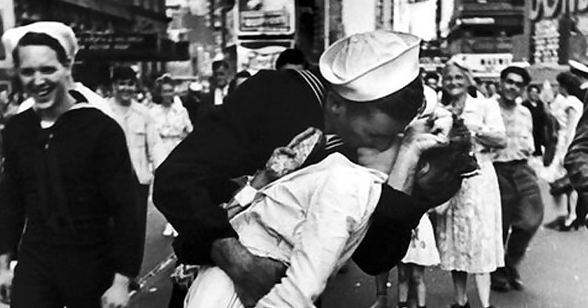 The iconic WWII kissing photo was recreated after 70 years