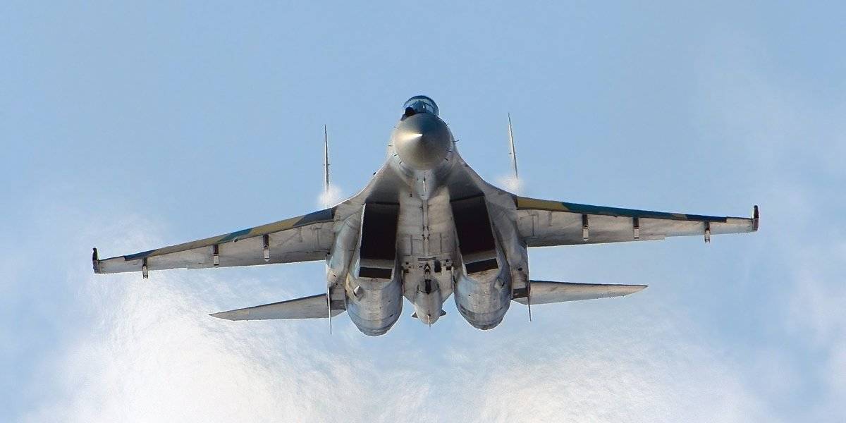This is who would win a dogfight between an F-15 Eagle and Su-27 Flanker