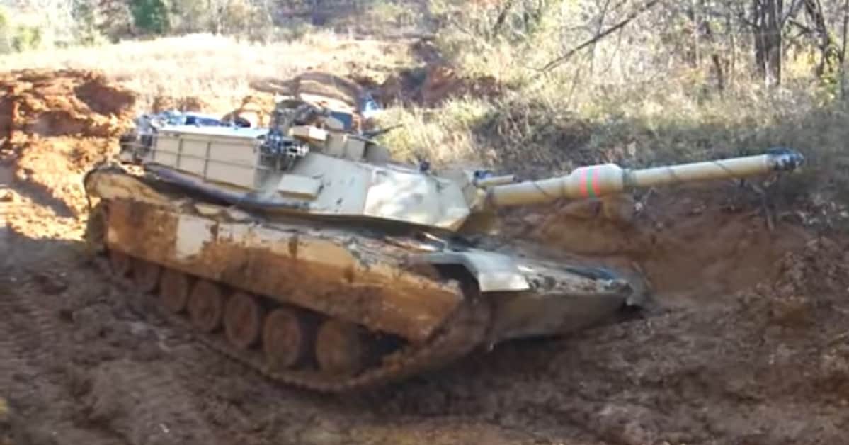 Watch how soldiers extract a tactical truck stuck in the mud