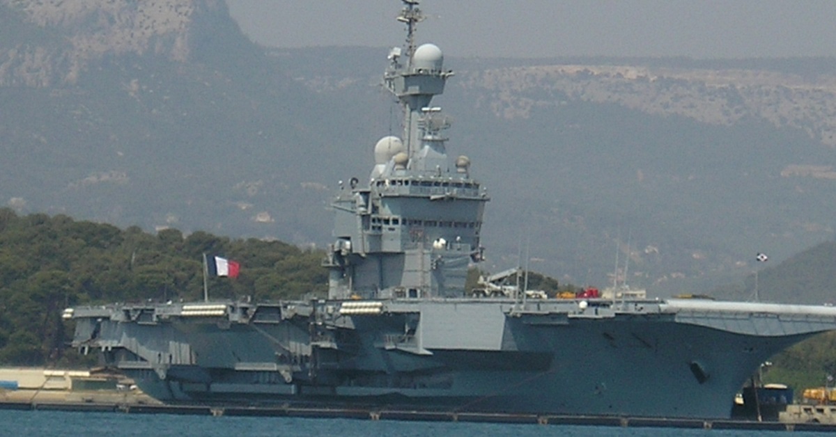 What happens in a fight between French and Russian carriers