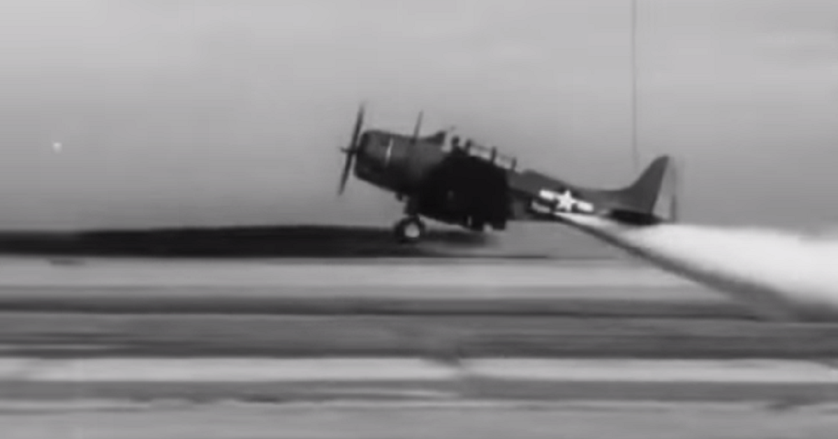 This is how pilots pull off insane combat landings
